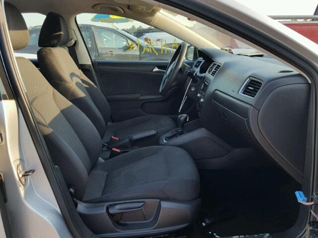 3VW2K7AJ2CM393386 - 2012 VOLKSWAGEN JETTA BASE SILVER photo 5