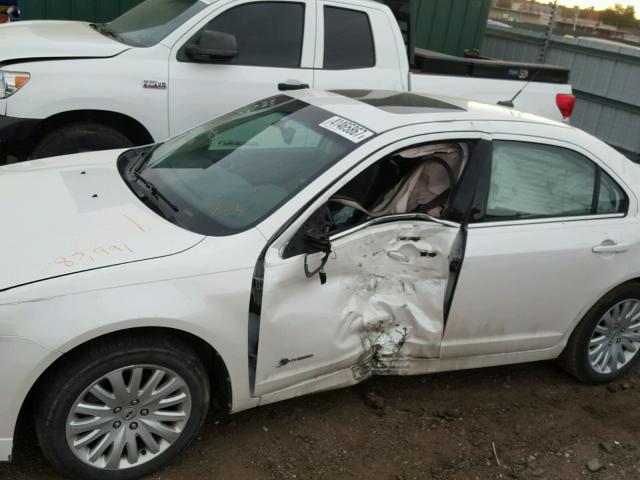 3FADP0L37AR227616 - 2010 FORD FUSION WHITE photo 9