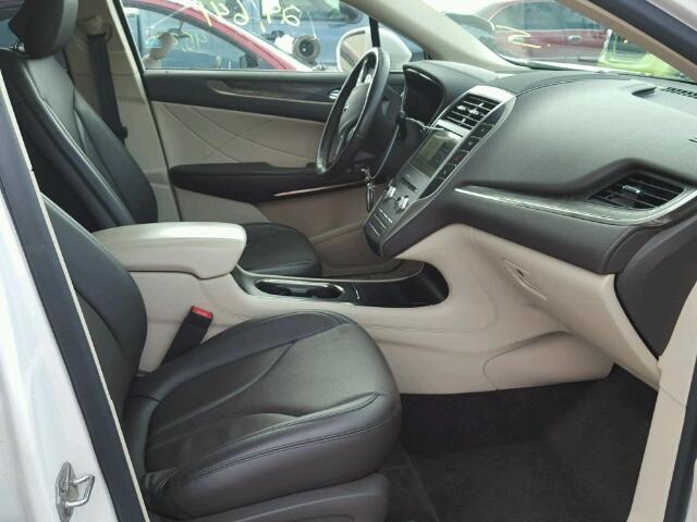 5LMCJ3C95HUL03410 - 2017 LINCOLN MKC RESERV WHITE photo 5