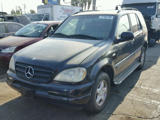 4JGAB54E8YA208677 - 2000 MERCEDES-BENZ ML 320 BLACK photo 2