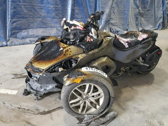 2BXNAAC10DV000404 - 2013 CAN-AM SPYDER ROA SILVER photo 2