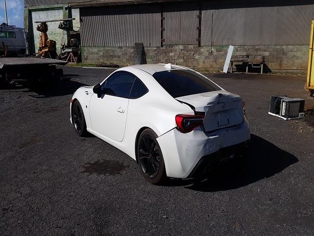 JF1ZNAA14H9700137 - 2017 TOYOTA 86 WHITE photo 3