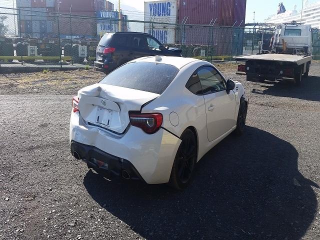 JF1ZNAA14H9700137 - 2017 TOYOTA 86 WHITE photo 4