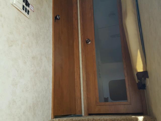 4YDF34520A4700577 - 2010 KEYSTONE MONTANA WHITE photo 5