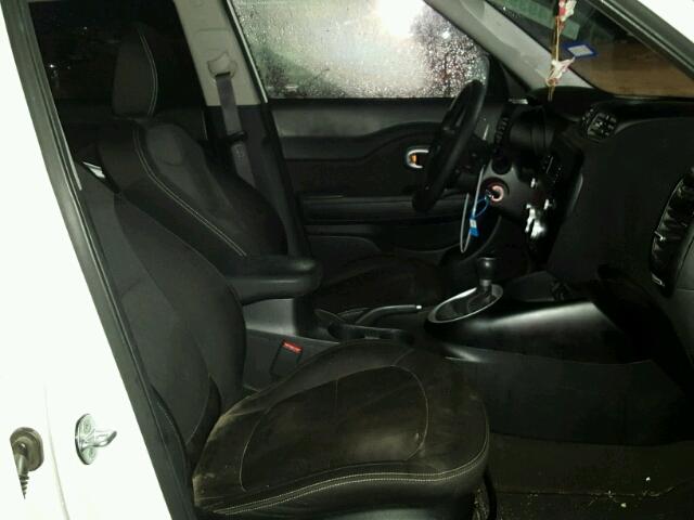 KNDJN2A22G7834824 - 2016 KIA SOUL WHITE photo 5