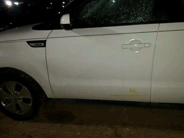 KNDJN2A22G7834824 - 2016 KIA SOUL WHITE photo 9