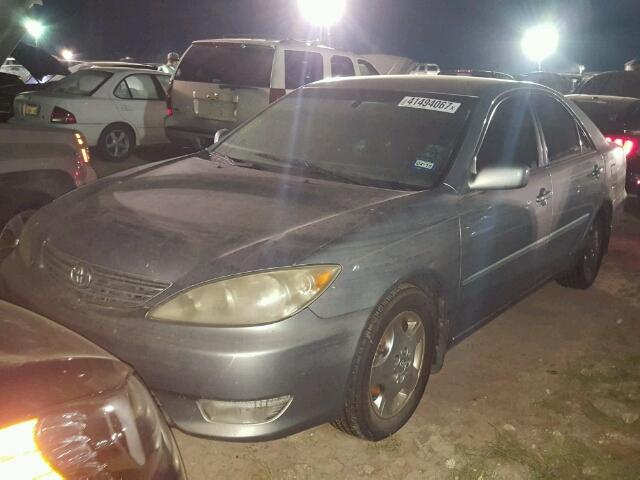 4T1BE32K05U620790 - 2005 TOYOTA CAMRY LE SILVER photo 2