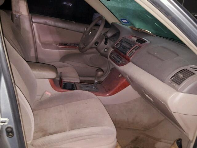 4T1BE32K05U620790 - 2005 TOYOTA CAMRY LE 银色 照片 5