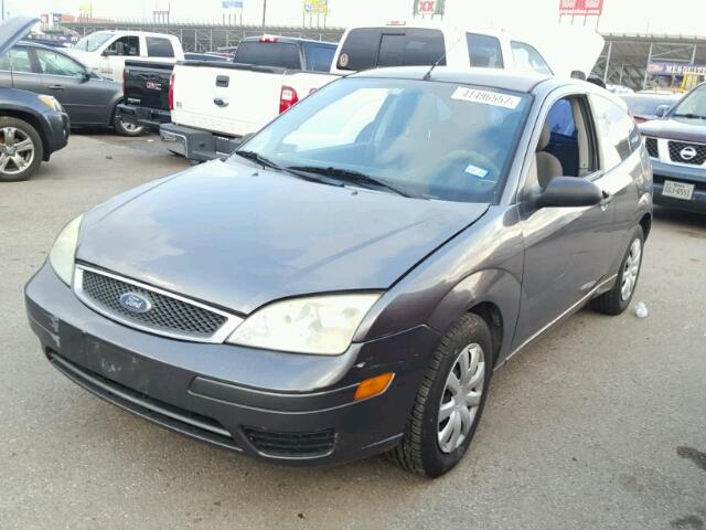 1FAFP31N87W151084 - 2007 FORD FOCUS ZX3 GRAY photo 2