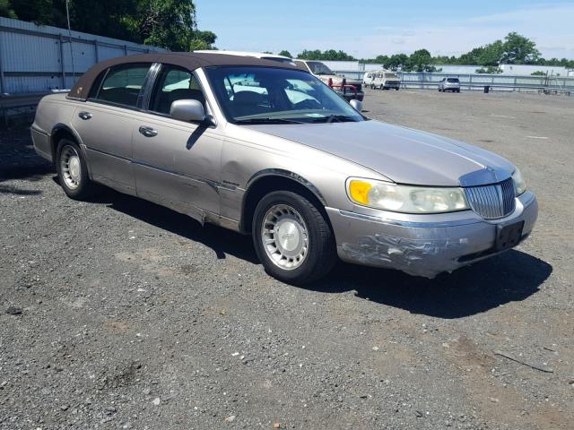 1LNHM81W42Y611190 - 2002 LINCOLN TOWN CAR E GOLD photo 1