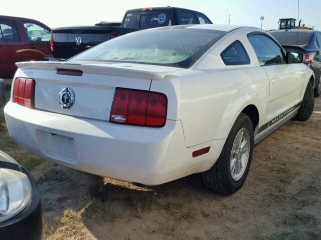 1ZVHT80N785169478 - 2008 FORD MUSTANG WHITE photo 4