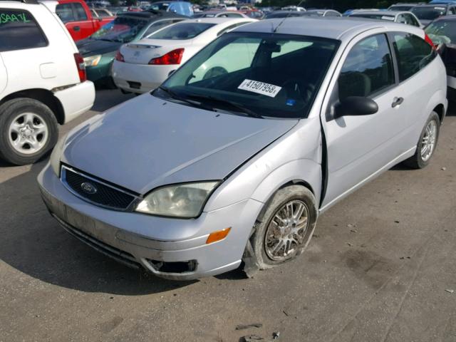 1FAFP31N97W244826 - 2007 FORD FOCUS ZX3 GRAY photo 2