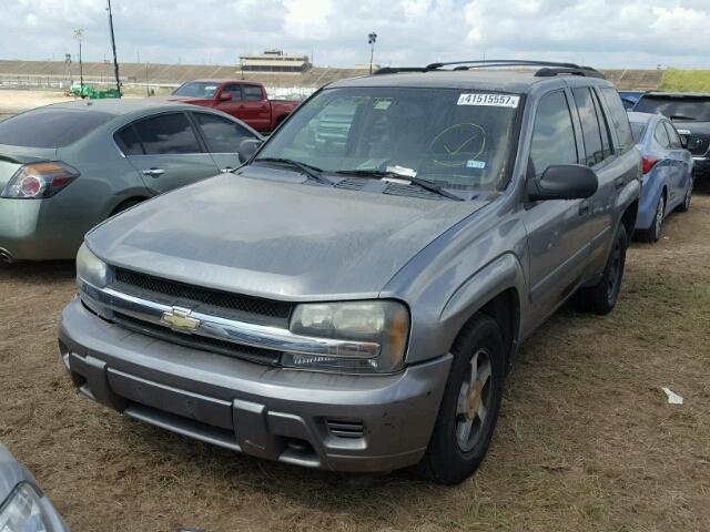 1GNDT13S152235988 - 2005 CHEVROLET TRAILBLAZE GRAY photo 2