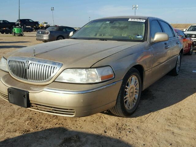 2LNBL8CV8BX766158 - 2011 LINCOLN TOWN CAR S TAN photo 2