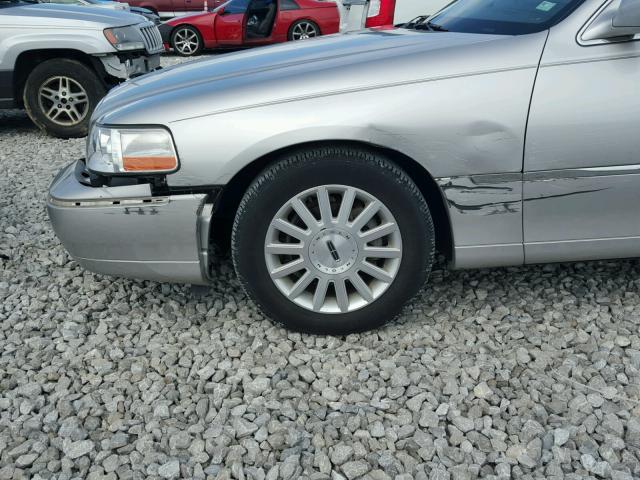 1LNHM82W63Y614902 - 2003 LINCOLN TOWN CAR S GRAY photo 9