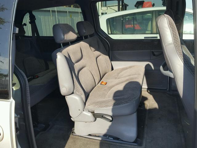 2C4GJ44R3YR844630 - 2000 CHRYSLER GRAND VOYA 银色 照片 6