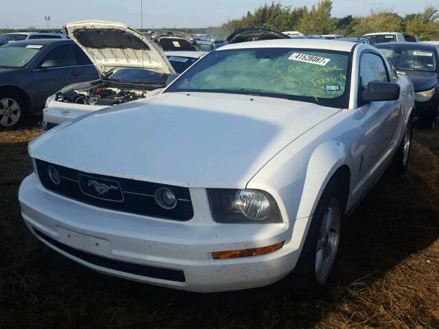 1ZVFT80N475352598 - 2007 FORD MUSTANG WHITE photo 2
