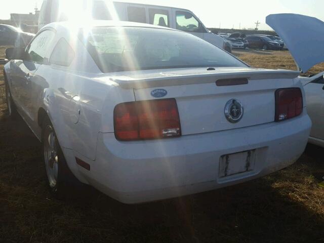 1ZVFT80N475352598 - 2007 FORD MUSTANG WHITE photo 3