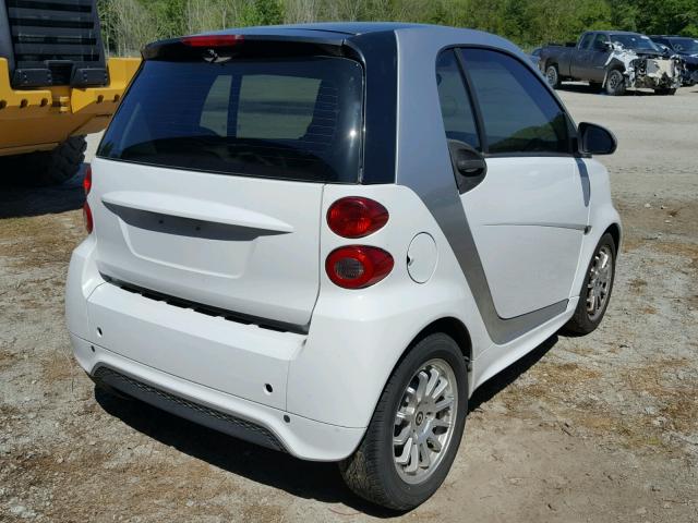 WMEEJ3BA9DK665811 - 2013 SMART FORTWO WHITE photo 4