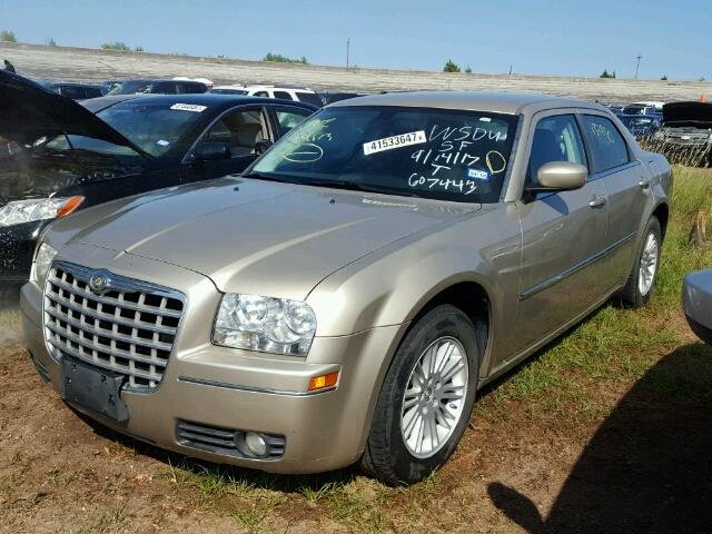 2C3KA53V09H607443 - 2009 CHRYSLER 300 GOLD photo 2