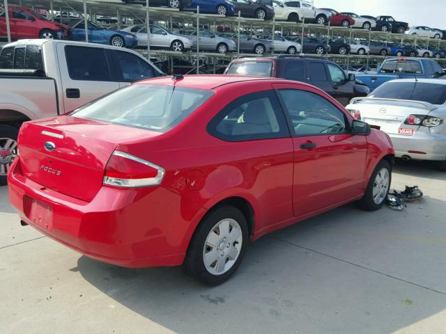 1FAHP32N68W201215 - 2008 FORD FOCUS S/SE RED photo 4