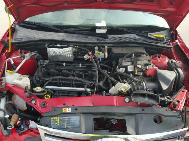 1FAHP32N68W201215 - 2008 FORD FOCUS S/SE RED photo 7