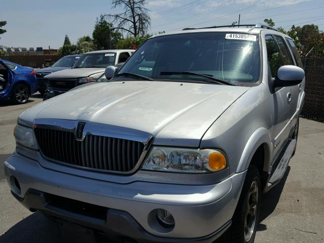 5LMFU28A0YLJ20052 - 2000 LINCOLN NAVIGATOR Grau Foto 2
