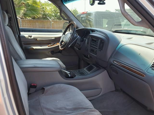 5LMFU28A0YLJ20052 - 2000 LINCOLN NAVIGATOR Grau Foto 5