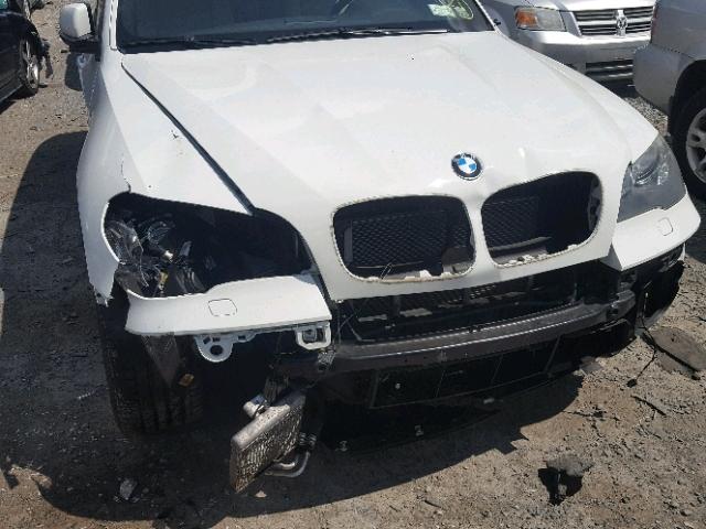 5UXZV8C57BL418022 - 2011 BMW X5 XDRIVE5 WHITE photo 7