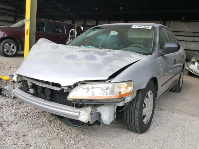 JHMCF864XYC000410 - 2000 HONDA ACCORD DX SILVER photo 2