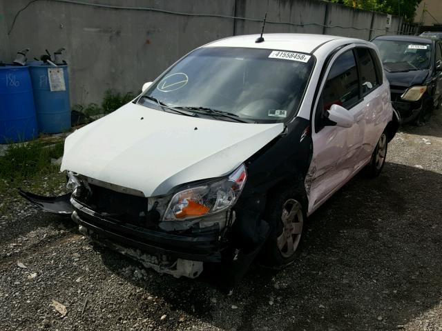 KL1TD66E09B653668 - 2009 CHEVROLET AVEO LS WHITE photo 2