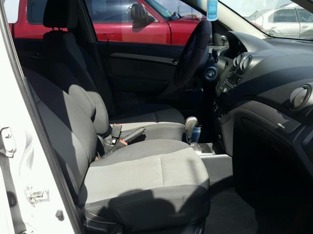 KL1TD66E09B653668 - 2009 CHEVROLET AVEO LS WHITE photo 5