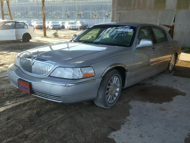 1LNHM82W53Y695570 - 2003 LINCOLN TOWN CAR S SILVER photo 2