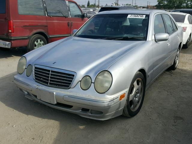 WDBJF70J12B414611 - 2002 MERCEDES-BENZ E 430 SILVER photo 2