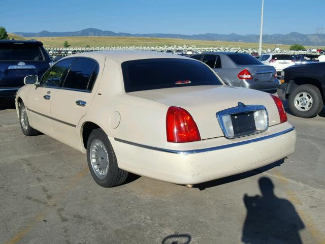 1LNHM83W6XY704264 - 1999 LINCOLN TOWN CAR C GOLD photo 3