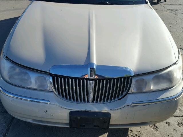 1LNHM83W6XY704264 - 1999 LINCOLN TOWN CAR C GOLD photo 7