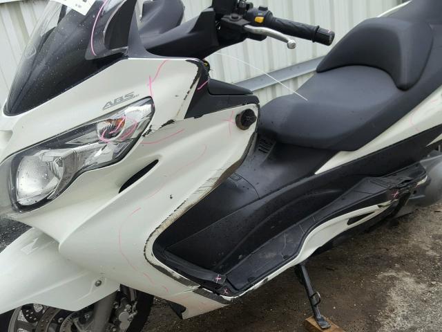 JS1CK44B6B2100471 - 2011 SUZUKI AN400 A WHITE photo 9