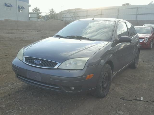 3FAFP31N45R137649 - 2005 FORD FOCUS ZX3 CHARCOAL photo 2
