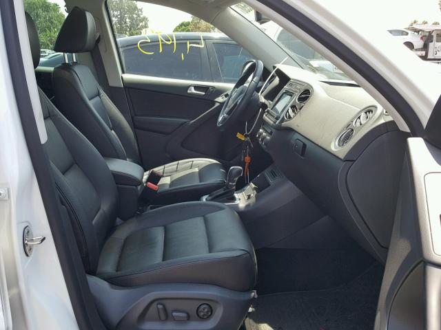 WVGTV7AX8HW508899 - 2017 VOLKSWAGEN TIGUAN SPO თეთრი ფოტო 5