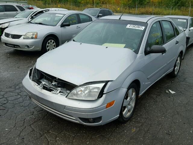 1FAHP34N97W364162 - 2007 FORD FOCUS ZX4 SILVER photo 2