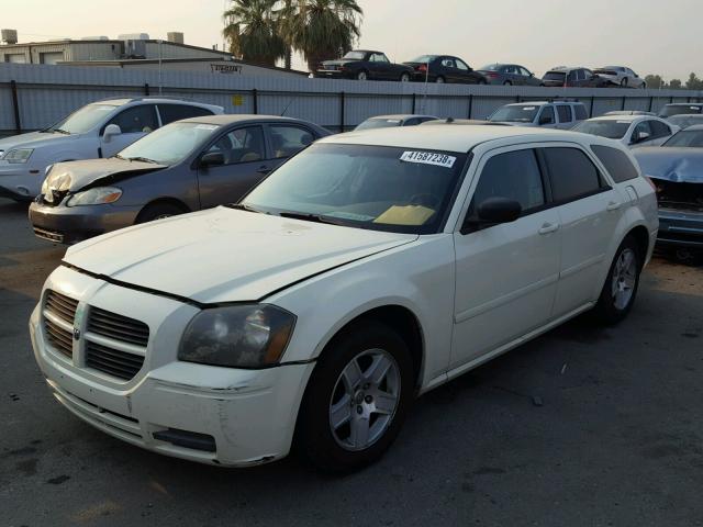 2D4FV48T05H679873 - 2005 DODGE MAGNUM SE WHITE photo 2