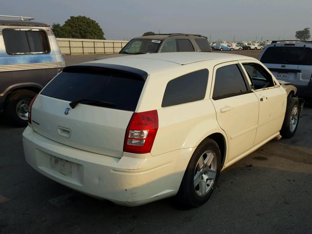 2D4FV48T05H679873 - 2005 DODGE MAGNUM SE WHITE photo 4