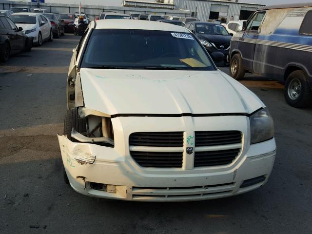 2D4FV48T05H679873 - 2005 DODGE MAGNUM SE WHITE photo 9