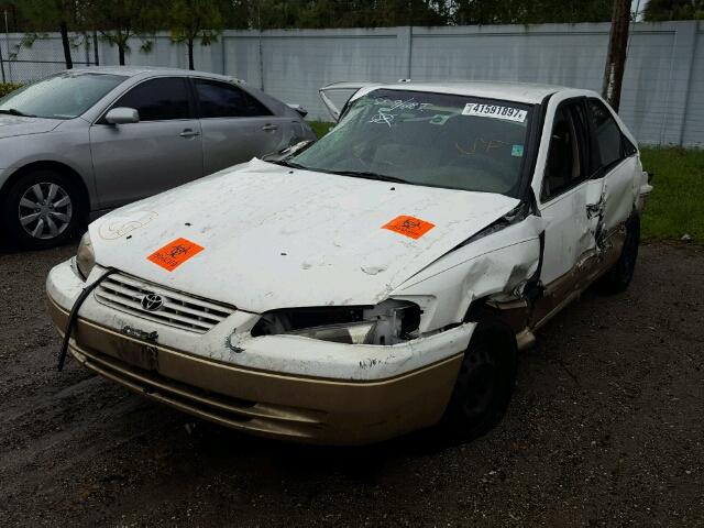 4T1BG22K5WU375068 - 1998 TOYOTA CAMRY CE WHITE photo 2