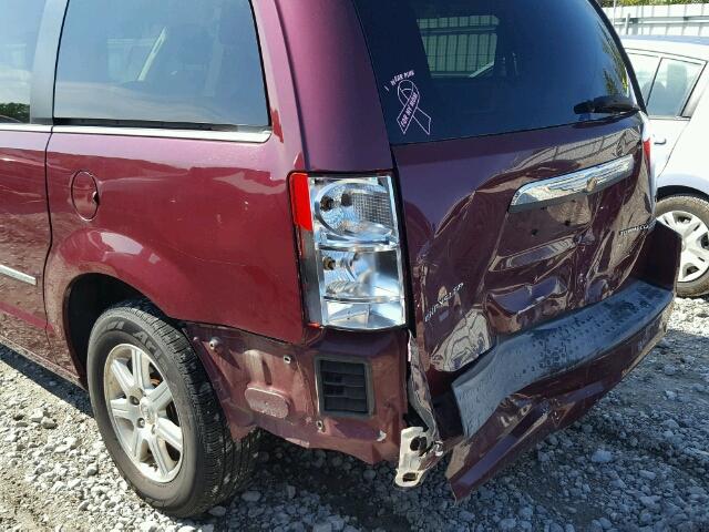 2A8HR54169R612921 - 2009 CHRYSLER TOWN & COU MAROON photo 9