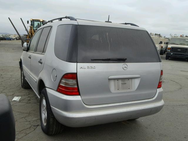 4JGAB54E41A247093 - 2001 MERCEDES-BENZ ML 320 SILVER photo 3