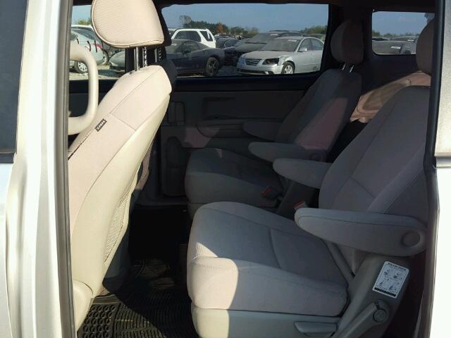 KNDMA5C14F6024940 - 2015 KIA SEDONA L SILVER photo 6