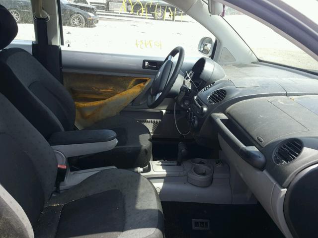 3VWCK21C52M461879 - 2002 VOLKSWAGEN NEW BEETLE ვერცხლისფერი ფოტო 5