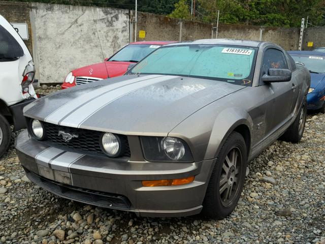 1ZVFT82H055136414 - 2005 FORD MUSTANG GT GRAY photo 2