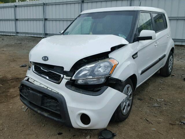 KNDJT2A55C7438140 - 2012 KIA SOUL WHITE photo 2